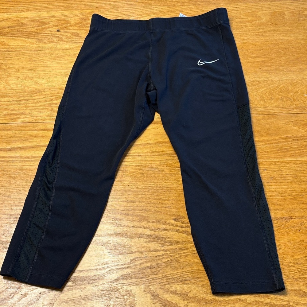 Nike Women’s  3/4 cropped Black Athletic Leggings